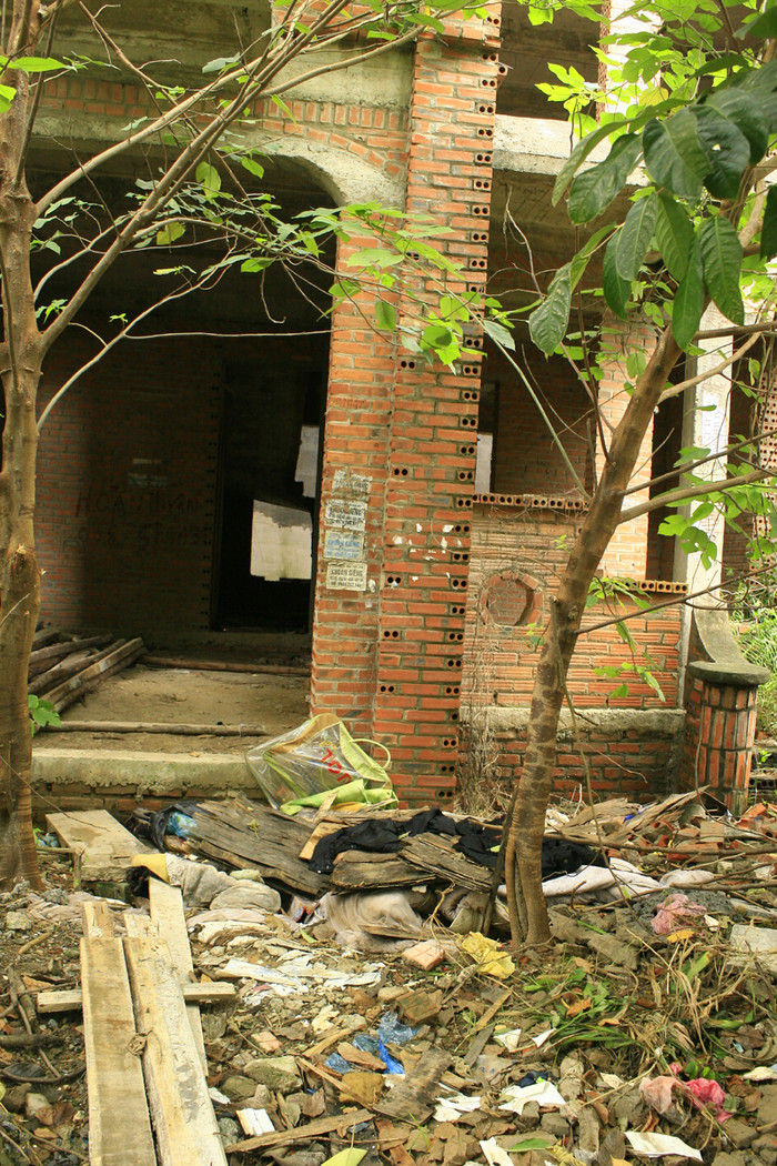 Không có người ở, các căn biệt thự này trở thành nơi... đổ rác, chích hút ma túy Không có người ở, các căn biệt thự này trở thành nơi... đổ rác, chích hút ma túy