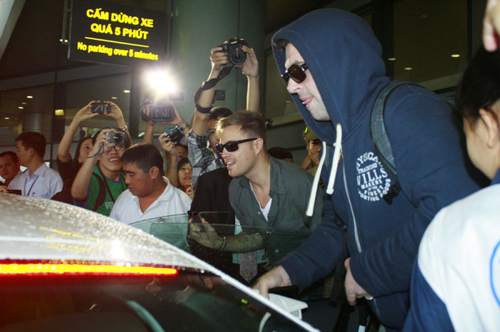 Nicky và Mark chậm rãi vào chiếc Audi chờ sẵn Nicky và Mark chậm rãi vào chiếc Audi chờ sẵn