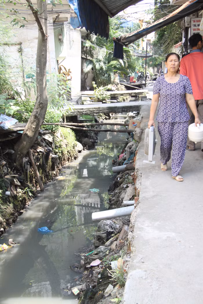 Một số người dân sống trong ngách 34, ngõ 139, Khương Thượng cho biết, thực tế dự án cải tạo và xây dựng con mương bẩn này đã được khởi động từ năm 1990 nhưng đến nay vẫn chưa có thay đổi