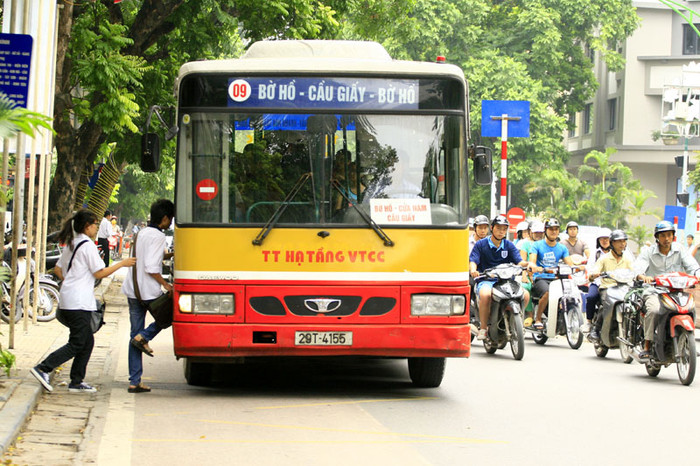 Hoặc là đi xe bus Hoặc là đi xe bus