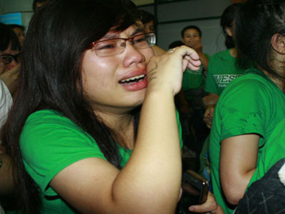 Bạn gái này lại khóc vì sung sướng khi được nhìn thấy thần tượng Bạn gái này lại khóc vì sung sướng khi được nhìn thấy thần tượng