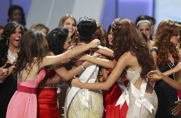 Leila giữa vòng tay của các bạn thí sinh cùng dự thi Leila giữa vòng tay của các bạn thí sinh cùng dự thi