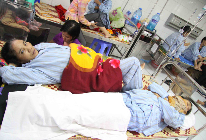 Trong khi đó, trong các khu giường nằm ở các khoa, các giường bệnh lúc nào cũng trong tình trạng quá tải Trong khi đó, trong các khu giường nằm ở các khoa, các giường bệnh lúc nào cũng trong tình trạng quá tải