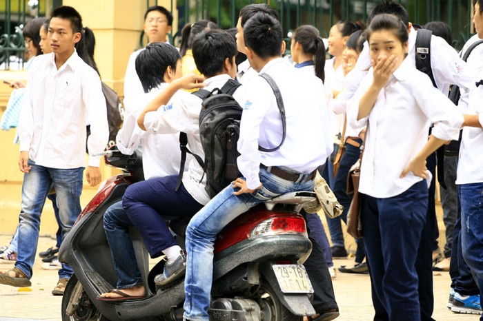 Tình trạng kẹp ba, đi xe không bằng lái của học sinh Hà Thành khiến nhiều người phải đặt câu hỏi liệu các bậc phụ huynh có gián tiếp tiếp tay cho các con mình hay không? Tình trạng kẹp ba, đi xe không bằng lái của học sinh Hà Thành khiến nhiều người phải đặt câu hỏi liệu các bậc phụ huynh có gián tiếp tiếp tay cho các con mình hay không?