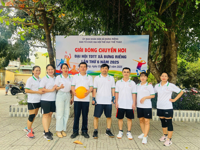 Thầy giáo Đặng Văn Tuân (thứ 5 bên trái sang). Ảnh: NVCC 481001715_1792572418243605_163423531441098165_n.jpg