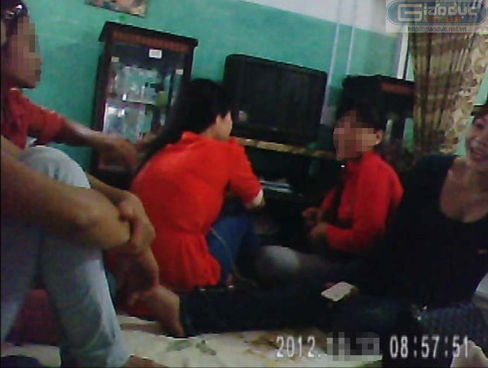 Trong lúc chờ đợi chàng rể "trắng trẻo, cao to lại có điều kiện tới" các cô gái tranh thủ buôn đủ thứ chuyện. Trong lúc chờ đợi chàng rể "trắng trẻo, cao to lại có điều kiện tới" các cô gái tranh thủ buôn đủ thứ chuyện.