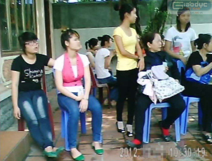 Tại nhà hàng Th.V (Thủy Nguyên, Hải Phòng) và một số điểm tuyển nhỏ lẻ khác gần như ngày nào cũng có hàng chục cô gái Việt Nam tham gia buổi tuyển chồng Hàn Quốc.