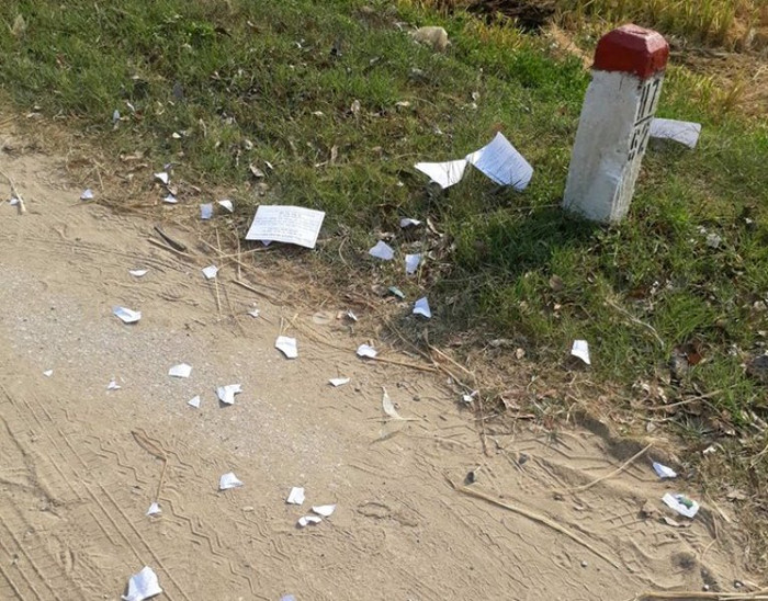 "Phao thi" vứt ngay ven đường Quốc lộ 45, cạnh cổng Trường Dương Đình Nghệ (Thiệu Hóa - Thanh Hóa). Ảnh: Nhân Minh.