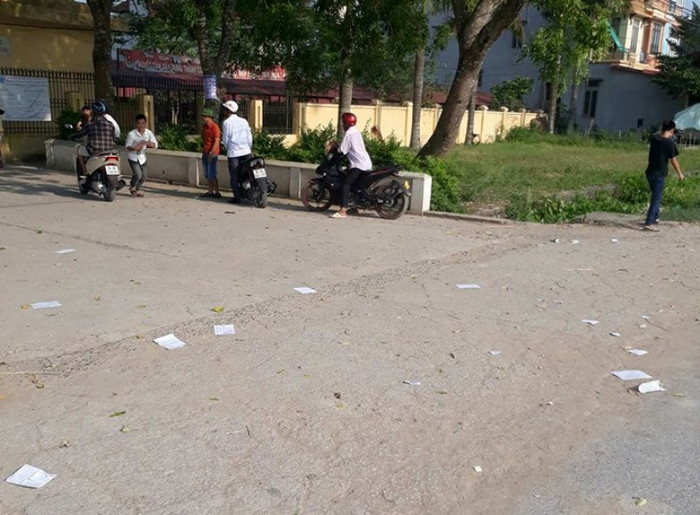 "Phao thi" vứt tung tóe trước cổng trường Dương Đình Nghệ (huyện Thiệu Hóa - Thanh Hóa). Ảnh: Nhân Minh.