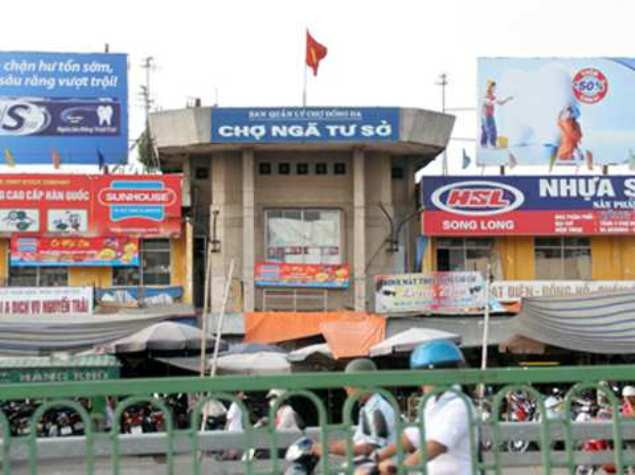 Chợ tạm Ngã Tư Sở nổi tiếng với món "chửi" dành cho các "thượng đế" (ảnh nguồn Internet) Chợ tạm Ngã Tư Sở nổi tiếng với món "chửi" dành cho các "thượng đế" (ảnh nguồn Internet)