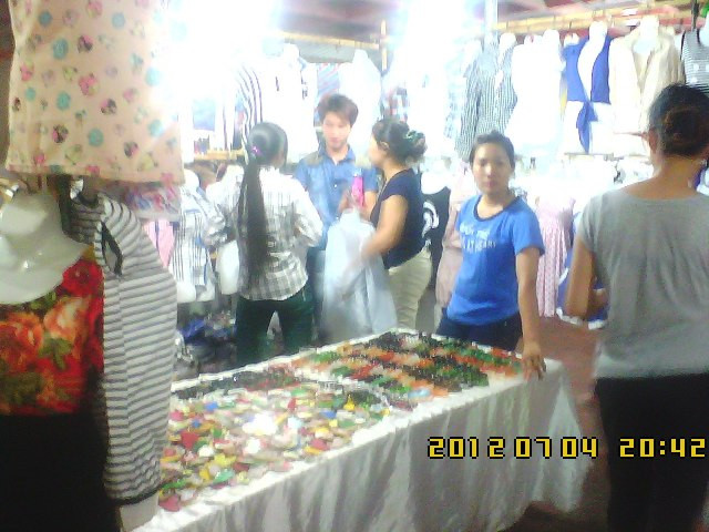 Ki-ốt của bà chủ thường "tặng" cho khách những lời đe dọa và ép mua khi xem hàng Ki-ốt của bà chủ thường "tặng" cho khách những lời đe dọa và ép mua khi xem hàng