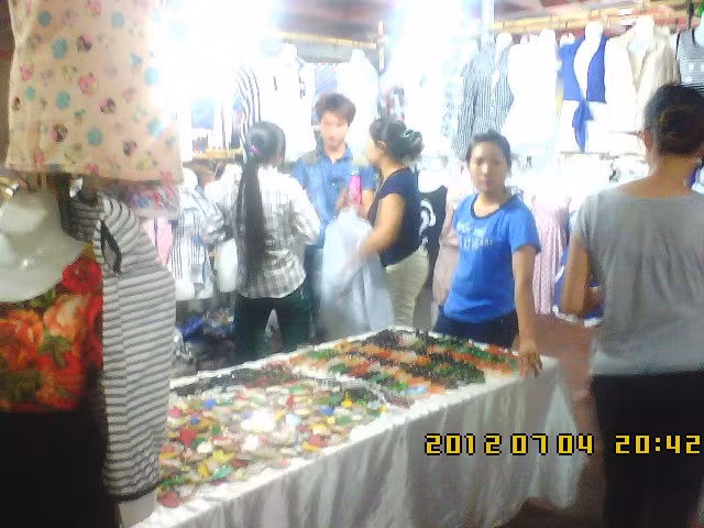 Ki-ốt của bà chủ thường "tặng" cho khách những lời đe dọa và ép mua khi xem hàng