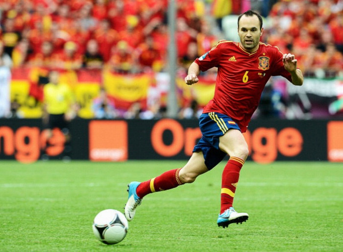 2. Andres Iniesta: Và đây là lý do vì sao Ronaldo đứng thứ 3. Andres Iniesta – MVP của EURO 2012. Iniesta ghi 11 kiến tạo cho Barcelona ở La Liga 2011/12 và đưa CLB tới danh hiệu Copa del Rey. Tuy nhiên, cao trào của Iniesta đến ở EURO 2012 khi anh được bầu chọn là Cầu thủ xuất sắc nhất giải khi là người nổi bật nhất trong đội hình đội tuyển TBN và mang lại chức vô địch châu Âu thứ 2 liên tiếp cho La Roja. 2. Andres Iniesta: Và đây là lý do vì sao Ronaldo đứng thứ 3. Andres Iniesta – MVP của EURO 2012. Iniesta ghi 11 kiến tạo cho Barcelona ở La Liga 2011/12 và đưa CLB tới danh hiệu Copa del Rey. Tuy nhiên, cao trào của Iniesta đến ở EURO 2012 khi anh được bầu chọn là Cầu thủ xuất sắc nhất giải khi là người nổi bật nhất trong đội hình đội tuyển TBN và mang lại chức vô địch châu Âu thứ 2 liên tiếp cho La Roja.