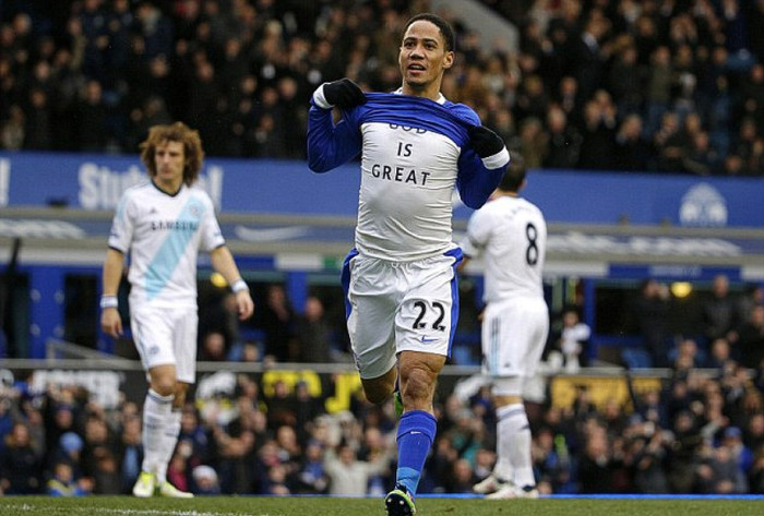 Sau Van Persie, Pienaar cũng có thông điệp của riêng mình "Chúa là vĩ đại". Sau Van Persie, Pienaar cũng có thông điệp của riêng mình "Chúa là vĩ đại".