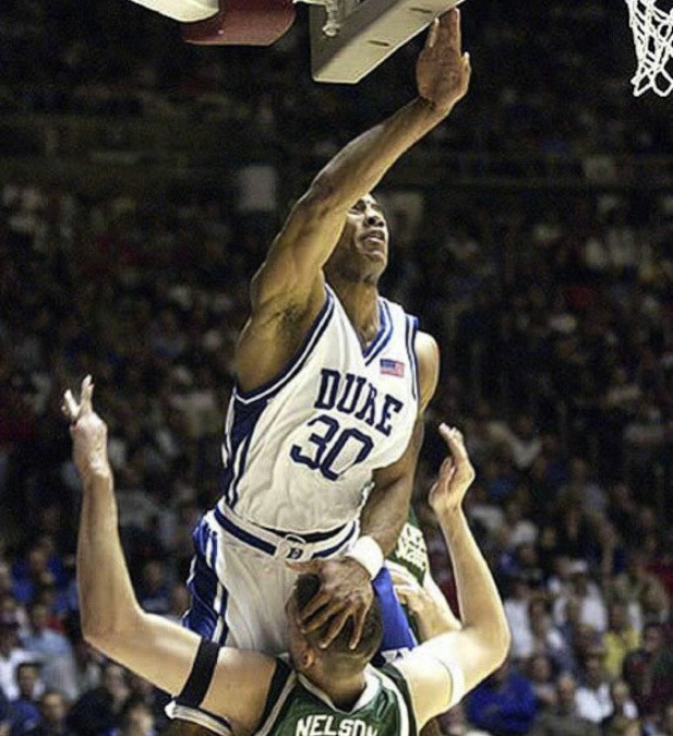 “Cứ giữ nguyên như thế một lúc để tôi chạm vào bảng rổ”. “Cứ giữ nguyên như thế một lúc để tôi chạm vào bảng rổ”.