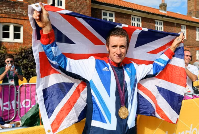 4. Sir Bradley Marc Wiggins – Đua xe đạp: 4 chức vô địch đua xe đạp, trong đó có danh hiệu Tour de France 2012, và một huy chương Vàng Olympic. Wiggins xứng đáng nhận được rất nhiều giải thưởng trong năm 2012 này, trong đó có giải thưởng Nhân vật thể thao của năm 2012 do BBC trao tặng. Và vinh dự nhất, tước Hiệp Sĩ.