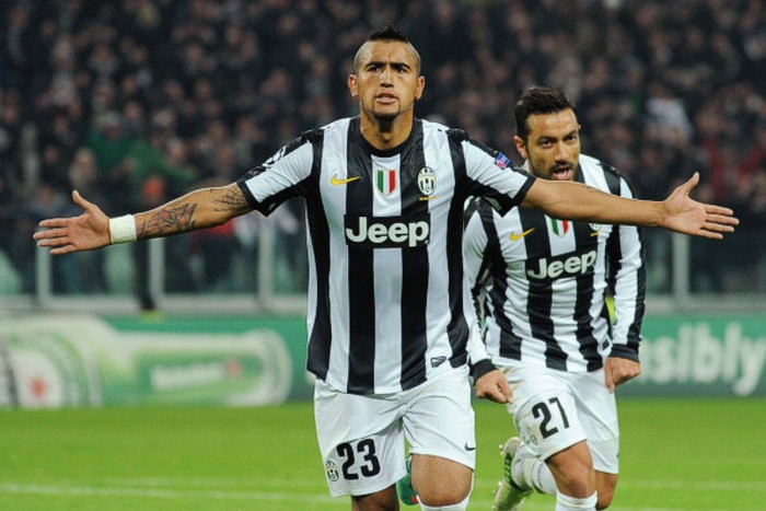 14. Arturo Vidal: Một trong những tiền vệ hay nhất của Serie A 2011/12, Vidal là một cầu thủ hoàn hảo mà bất cứ đội bóng nào cũng mơ ước. Vidal thiết lập 4 bàn cho đồng đội và tự mình ghi 7 bàn trong khi giữ cho hàng thủ Juventus chỉ thủng lưới 20 bàn. Danh hiệu vô địch Serie A với thành tích bất bại có công rất lớn của Vidal.
