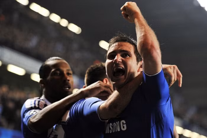 10. Chelsea 4-1 Napoli (lượt về vòng 1/16 Champions League, 14/3/2012): Chelsea bị đánh tan tác 3-1 ở trận lượt đi ngày 21/2 tại Naples với cú đúp của Lavezzi và một bàn của Cavani, nhưng Juan Mata kịp ghi 1 bàn ở phút 27. Hơn 1 tuần sau, Andre Villas-Boas bị sa thải và Roberto Di Matteo lên tạm quyền. Sự xuất hiện của Di Matteo hóa ra lại là điểm then chốt của mùa giải. Khi Chelsea đón Napoli ở trận lượt về, Drogba và Terry đưa Chelsea dẫn 2-0 và sẽ thắng nếu giữ nguyên tỷ số này. Gokhan Inler rút ngắn 1-2 ở phút 55 buộc Chelsea phải tràn lên tấn công, và Lampard đã cân bằng tổng tỷ số 4-4 ở phút 75 từ chấm 11m. Và ở hiệp phụ, Branislav Ivanovic ấn định tổng tỷ số 5-4 cho Chelsea và The Blues lọt vào tứ kết.