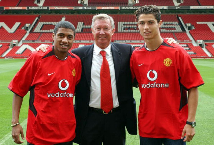 Sir Alex Ferguson cùng với Kleberson và Cristiano Ronaldo chụp ảnh, ngày 13/8/2003. Sir Alex Ferguson cùng với Kleberson và Cristiano Ronaldo chụp ảnh, ngày 13/8/2003.