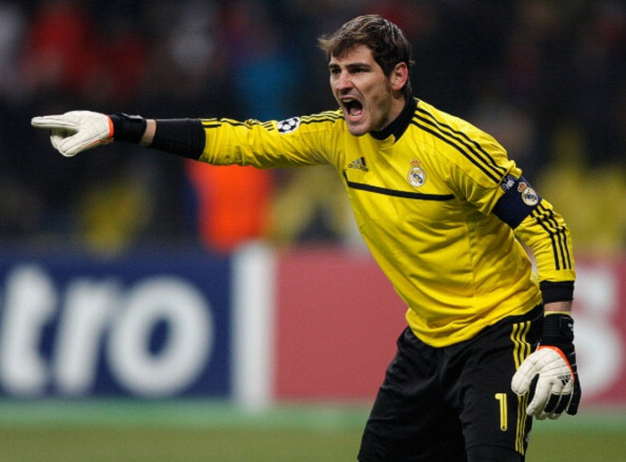 7. Iker Casillas: Thánh Iker giữ sạch lưới 24 trận trong năm 2012 và chỉ thủng lưới 38 bàn, đưa Real Madrid tới chức vô địch La Liga và giúp Tây Ban Nha bảo vệ thành công danh hiệu vô địch châu Âu (đội tuyển đầu tiên làm được điều này). Đây là năm thành công nhất cho Casillas cả ở cấp độ CLB lẫn ĐTQG kể từ khi bắt đầu cuộc đời bóng đá chuyên nghiệp. 7. Iker Casillas: Thánh Iker giữ sạch lưới 24 trận trong năm 2012 và chỉ thủng lưới 38 bàn, đưa Real Madrid tới chức vô địch La Liga và giúp Tây Ban Nha bảo vệ thành công danh hiệu vô địch châu Âu (đội tuyển đầu tiên làm được điều này). Đây là năm thành công nhất cho Casillas cả ở cấp độ CLB lẫn ĐTQG kể từ khi bắt đầu cuộc đời bóng đá chuyên nghiệp.