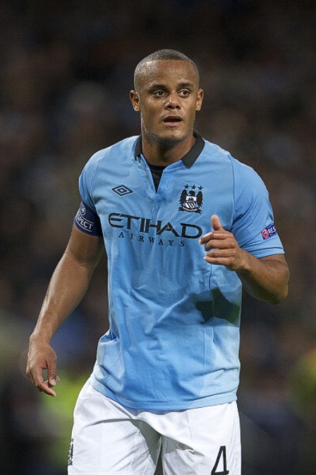 50. Vincent Kompany: Kompany đoạt Premier League 2011/12 cùng Man City trong vai trò đội trưởng và anh là người ghi bàn trong trận derby Manchester tháng 4/2012 dẫn tới màn lội ngược dòng của City trước Man Utd trên BXH Premier League.