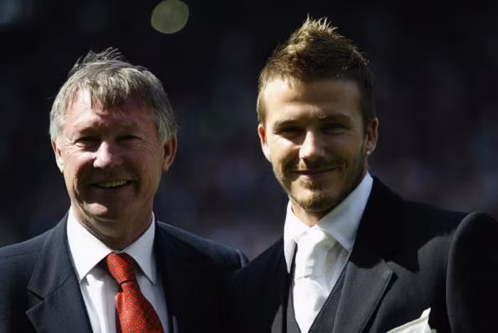 Alex Ferguson cùng David Beckham đứng trên sân Old Trafford, ngày 11/5/2002. Beckham vài ngày trước đó vừa gia hạn hợp đồng để ở lại Manchester United.