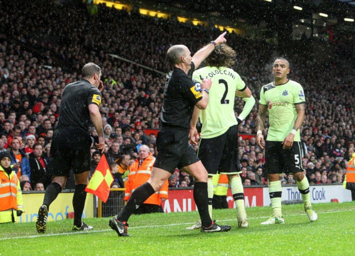 Mike Dean đã phân vân với tình huống trên và quyết định tham khảo quyết định của trọng tài thứ 4 Neil Swarbrick cũng như trọng tài biên Jake Collin. Sau khi nghe ý kiến của Collin, Mike Dean đã quyết định bàn thắng cho Newcastle, và điều này đã khiến Sir Alex Ferguson nổi cáu. Mike Dean đã phân vân với tình huống trên và quyết định tham khảo quyết định của trọng tài thứ 4 Neil Swarbrick cũng như trọng tài biên Jake Collin. Sau khi nghe ý kiến của Collin, Mike Dean đã quyết định bàn thắng cho Newcastle, và điều này đã khiến Sir Alex Ferguson nổi cáu.