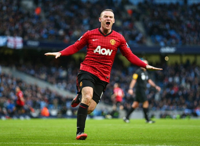 25. Wayne Rooney: R10 đạt cột mốc ghi bàn mới trong sự nghiệp với 27 bàn thắng cho Manchester United. Nhưng đáng buồn là một lần nữa, M.U không vô địch Premier League trong mùa giải mà Rooney ghi hơn 20 bàn (mùa 2009/10 là mùa đầu tiên). M.U bị loại ở vòng bảng Champions League và vòng 1/16 Europa League, trong khi họ bị Man City đoạt ngôi vô địch ở vòng đấu cuối. EURO 2012 là một dấu ấn nhạt nhòa khác của Rooney với chỉ 1 bàn sau 2 trận. 25. Wayne Rooney: R10 đạt cột mốc ghi bàn mới trong sự nghiệp với 27 bàn thắng cho Manchester United. Nhưng đáng buồn là một lần nữa, M.U không vô địch Premier League trong mùa giải mà Rooney ghi hơn 20 bàn (mùa 2009/10 là mùa đầu tiên). M.U bị loại ở vòng bảng Champions League và vòng 1/16 Europa League, trong khi họ bị Man City đoạt ngôi vô địch ở vòng đấu cuối. EURO 2012 là một dấu ấn nhạt nhòa khác của Rooney với chỉ 1 bàn sau 2 trận.