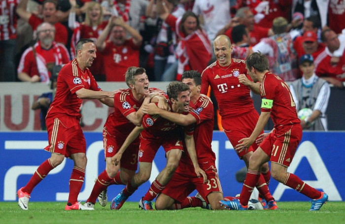 3. Bayern Munich 1-1 Chelsea, 3-4 pen (chung kết Champions League, 19/5/2012): Chelsea không có John Terry trong trận này vì thẻ đỏ ở bán kết, và Bayern đóng trại trên phần sân Chelsea trong gần hết trận đấu. 15 phút đầu trận, Gary Cahill chắn một cú sút của Schweinsteiger trên vạch vôi trước khi Cech dùng đầu ngón tay đẩy cú sút của Robben qua xà ngang. Ngay trước khi hết hiệp 1, Mario Gomez đá vọt xà ngang sau khi loại bỏ Cahill và đón bóng trong khu 5m50 của Chelsea. Sang hiệp 2, Kroos và Robben bị những pha xoạc bóng đúng lúc của Luiz và Cole từ chối, trước khi Thomas Muller đưa Bayern dẫn trước ở phút 83 với cú đánh đầu. 3. Bayern Munich 1-1 Chelsea, 3-4 pen (chung kết Champions League, 19/5/2012): Chelsea không có John Terry trong trận này vì thẻ đỏ ở bán kết, và Bayern đóng trại trên phần sân Chelsea trong gần hết trận đấu. 15 phút đầu trận, Gary Cahill chắn một cú sút của Schweinsteiger trên vạch vôi trước khi Cech dùng đầu ngón tay đẩy cú sút của Robben qua xà ngang. Ngay trước khi hết hiệp 1, Mario Gomez đá vọt xà ngang sau khi loại bỏ Cahill và đón bóng trong khu 5m50 của Chelsea. Sang hiệp 2, Kroos và Robben bị những pha xoạc bóng đúng lúc của Luiz và Cole từ chối, trước khi Thomas Muller đưa Bayern dẫn trước ở phút 83 với cú đánh đầu.