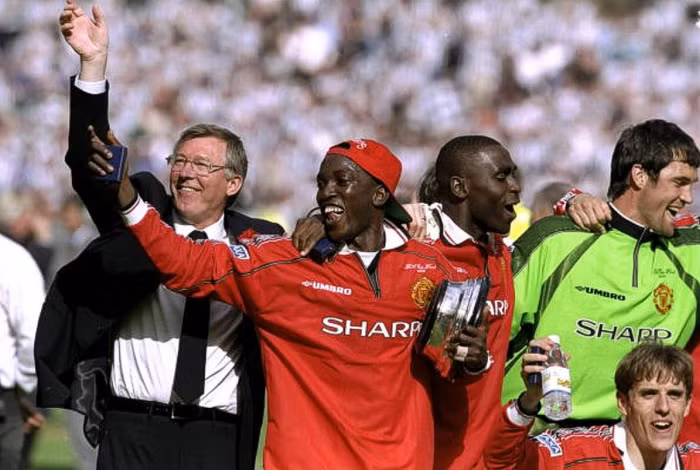 22/5/1999. Alex Ferguson, Dwight Yorke, Andy Cole, Phil Neville và Raymond Van Der Gouw ăn mừng chức vô địch FA Cup sau khi Manchester United vượt qua Newcastle 2-0.
