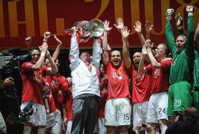 Sir Alex Ferguson cùng các học trò ăn mừng chức vô địch Champions League 2008 tại Moscow sau khi đánh bại Chelsea trong loạt đá luân lưu. Sir Alex Ferguson cùng các học trò ăn mừng chức vô địch Champions League 2008 tại Moscow sau khi đánh bại Chelsea trong loạt đá luân lưu.