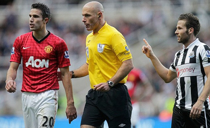 Robin Van Persie và các đồng đội sẽ tiếp đón Newcastle trong ngày Lễ tặng quà. Họ đang rất cần đáp trả dư luận sau trận hòa Swansea, trong khi Newcastle đang cố gắng ngoi lên nửa đầu bảng xếp hạng sau chuỗi phong độ thất thường vừa qua (cứ thua 2 trận lại thắng 1 trận kế tiếp). Robin Van Persie và các đồng đội sẽ tiếp đón Newcastle trong ngày Lễ tặng quà. Họ đang rất cần đáp trả dư luận sau trận hòa Swansea, trong khi Newcastle đang cố gắng ngoi lên nửa đầu bảng xếp hạng sau chuỗi phong độ thất thường vừa qua (cứ thua 2 trận lại thắng 1 trận kế tiếp).