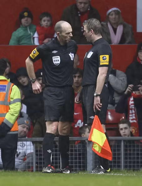 Trọng tài Mike Dean đã phải hội ý với trọng tài biên trước khi công nhận bàn thắng cho Newcastle.