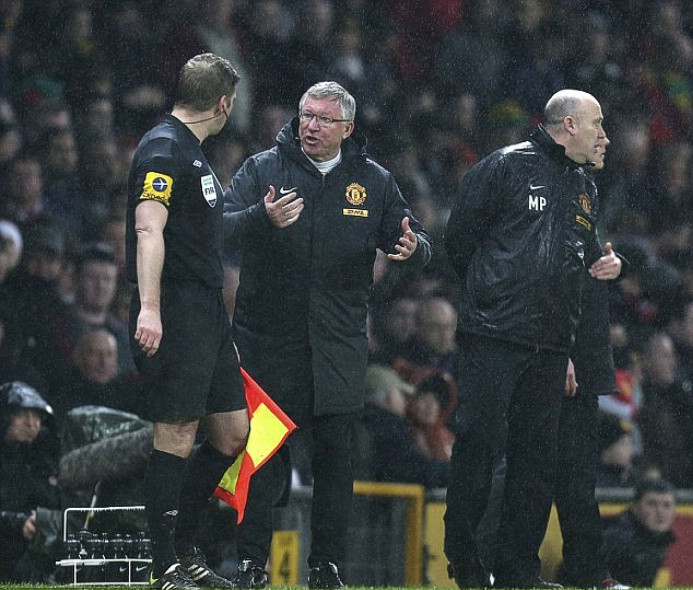 Tuy nhiên, dù đây đã là lần thứ… n Sir Alex chất vấn các quyết định của trọng tài, ông vẫn không bị FA xử phạt. Trong bản báo cáo của Mike Dean gửi cho FA, ông trọng tài 44 tuổi đã nói rằng hành động phản ứng của Ferguson là “vừa phải và có lý”, và chừng đó đủ để Sir Alex tránh một án phạt từ FA. Tuy nhiên, dù đây đã là lần thứ… n Sir Alex chất vấn các quyết định của trọng tài, ông vẫn không bị FA xử phạt. Trong bản báo cáo của Mike Dean gửi cho FA, ông trọng tài 44 tuổi đã nói rằng hành động phản ứng của Ferguson là “vừa phải và có lý”, và chừng đó đủ để Sir Alex tránh một án phạt từ FA.