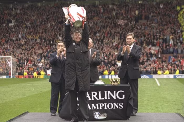 11/5/1997. Alex Ferguson giương cao chức vô địch Premier League thứ 4 của Manchester United sau trận thắng West Ham 2-0 tại Old Trafford.