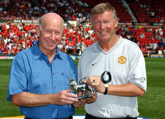 9/8/2003. Sir Alex Ferguson nhận giải thưởng Huấn luyện viên của Thập kỷ từ tay của Sir Bobby Charlton. 9/8/2003. Sir Alex Ferguson nhận giải thưởng Huấn luyện viên của Thập kỷ từ tay của Sir Bobby Charlton.