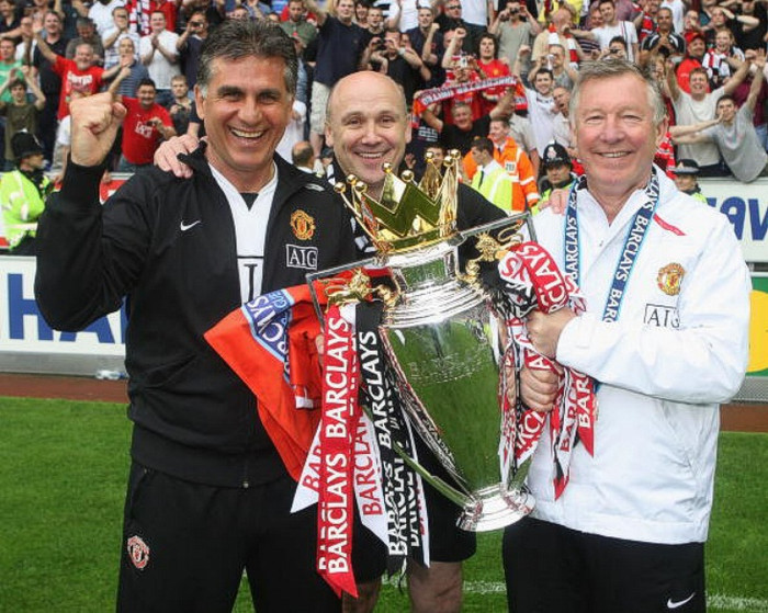 Sir Alex Ferguson cùng chiếc cúp vô địch Premier League 2008, ảnh chụp ngày 11/5/2008. Sir Alex Ferguson cùng chiếc cúp vô địch Premier League 2008, ảnh chụp ngày 11/5/2008.