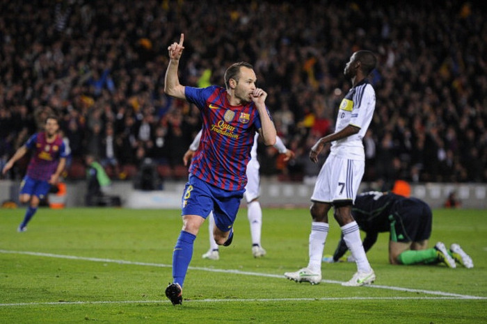 1. Barcelona 2-2 Chelsea (lượt về bán kết Champions League, 24/4/2012): Chelsea thắng 1-0 ở lượt đi tại Stamford Bridge nhờ công của Drogba. Tại Nou Camp, họ mất Gary Cahill ngay phút 12 và phải tung Jose Bosingwa thay thế, và Barca suýt nữa mở tỷ số sau đó khi Messi sút trúng chân Cech. Dani Alves vào thay Gerard Pique phút 26 và kiến tạo để Sergio Busquets mở tỷ số gần 10 phút sau. Ngay sau đó, Chelsea chỉ còn 10 người khi John Terry xoạc sau với Alexis Sanchez, và Barca tận dụng lợi thế quân số khi Messi chọc khe để Iniesta nâng tổng tỷ số lên 2-1 cho Barca ở phút 43. 1. Barcelona 2-2 Chelsea (lượt về bán kết Champions League, 24/4/2012): Chelsea thắng 1-0 ở lượt đi tại Stamford Bridge nhờ công của Drogba. Tại Nou Camp, họ mất Gary Cahill ngay phút 12 và phải tung Jose Bosingwa thay thế, và Barca suýt nữa mở tỷ số sau đó khi Messi sút trúng chân Cech. Dani Alves vào thay Gerard Pique phút 26 và kiến tạo để Sergio Busquets mở tỷ số gần 10 phút sau. Ngay sau đó, Chelsea chỉ còn 10 người khi John Terry xoạc sau với Alexis Sanchez, và Barca tận dụng lợi thế quân số khi Messi chọc khe để Iniesta nâng tổng tỷ số lên 2-1 cho Barca ở phút 43.