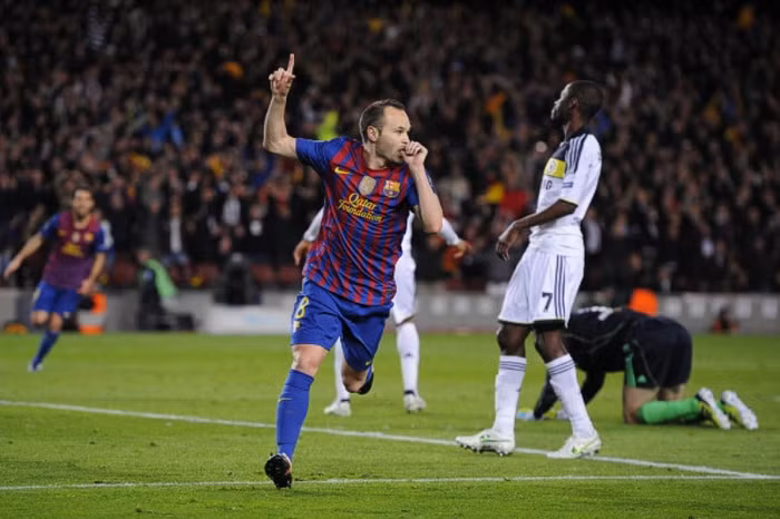 1. Barcelona 2-2 Chelsea (lượt về bán kết Champions League, 24/4/2012): Chelsea thắng 1-0 ở lượt đi tại Stamford Bridge nhờ công của Drogba. Tại Nou Camp, họ mất Gary Cahill ngay phút 12 và phải tung Jose Bosingwa thay thế, và Barca suýt nữa mở tỷ số sau đó khi Messi sút trúng chân Cech. Dani Alves vào thay Gerard Pique phút 26 và kiến tạo để Sergio Busquets mở tỷ số gần 10 phút sau. Ngay sau đó, Chelsea chỉ còn 10 người khi John Terry xoạc sau với Alexis Sanchez, và Barca tận dụng lợi thế quân số khi Messi chọc khe để Iniesta nâng tổng tỷ số lên 2-1 cho Barca ở phút 43.