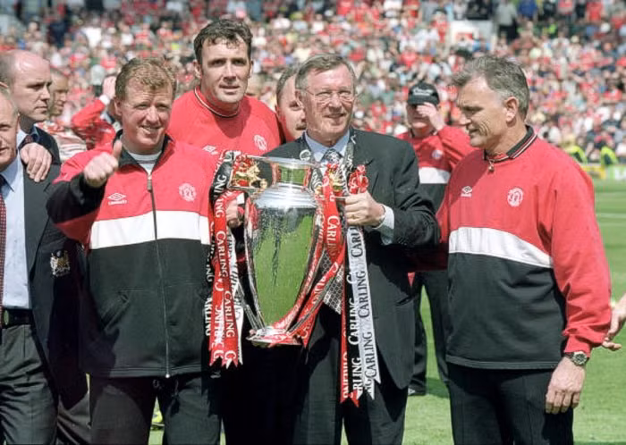 Từ trái sang: Steve McClaren, Tony Coton, Alex Ferguson và Jim Ryan, các thành viên Ban huấn luyện của Manchester United với chức vô địch Premier League 1999/2000.