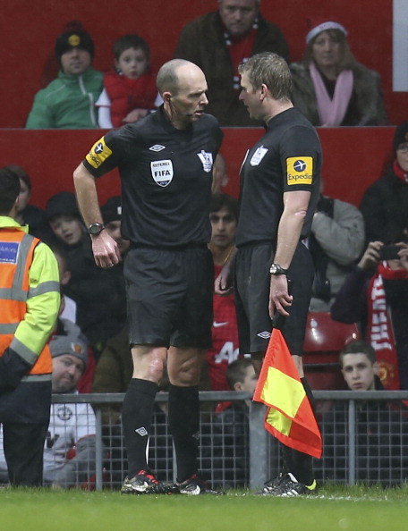 Trọng tài Mike Dean đã phải hội ý với trọng tài biên trước khi công nhận bàn thắng cho Newcastle. Trọng tài Mike Dean đã phải hội ý với trọng tài biên trước khi công nhận bàn thắng cho Newcastle.