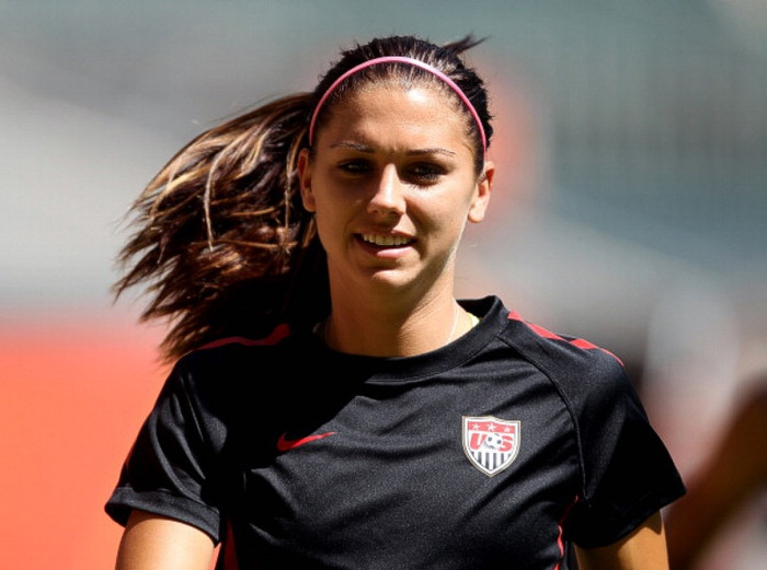 16. Alex Morgan – Bóng đá nữ: Gương mặt mới của bóng đá nữ thế giới. Morgan ghi tổng cộng 28 bàn thắng và 21 kiến tạo trong toàn bộ năm 2012, lần đầu tiên trong lịch sử một cầu thủ nữ ghi hơn 20 bàn và hơn 20 kiến tạo trong vòng 12 tháng. Olympic 2012 chính là vũ đài để Morgan tỏa sáng khi cô trực tiếp kiến tạo trong tất cả các bàn thắng ấn định tỷ số trận đấu của ĐT Mỹ, và đặc biệt là bàn thắng ở phút thứ 123 trong trận bán kết căng thẳng với Canada, bàn thắng muộn nhất mà một cầu thủ Mỹ từng ghi ở đấu trường quốc tế.