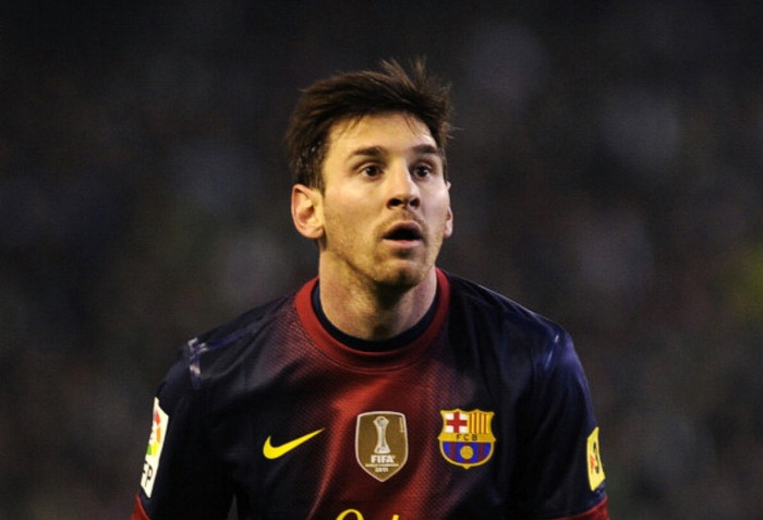 Lionel Messi đang tiến những bước dài trên con đường trở thành cầu thủ vĩ đại nhất trong lịch sử bóng đá. Và những con số không nói dối: Anh vừa phá kỷ lục 85 bàn thắng trong 12 tháng của Gerd Muller. Trên thực tế, không phải cầu thủ nào cũng có thể ghi được 86 bàn thắng như Messi trong suốt sự nghiệp chứ chưa nói đến 1 năm.