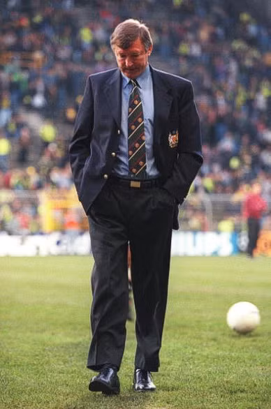 Alex Ferguson trên đường pitch sau khi Manchester United bị Borussia Dortmund đánh bại 1-0 tại bán kết Champions League 1997.