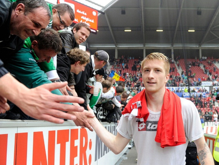 19. Marco Reus: Marco Reus thực sự là một phát hiện mới của bóng đá Đức. Sau mùa giải 2010/11 biệt tăm, Reus trở lại và tỏa sáng ở Monchengladbach khi ghi tới 18 bàn thắng và lập 12 kiến tạo (cùng cao nhất trong sự nghiệp) để đưa Monchengladbach vào nhóm dự Champions League ngay mùa đầu tiên lên hạng. Reus nhờ đó mà được gọi lên ĐTQG và cùng ĐT Đức đi tới bán kết, ghi được 1 bàn trong 2 trận đấu.