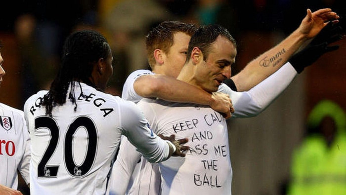 Dimitar Berbatov mở tỷ số trong trận hòa 1-1 của Fulham trước Southampton, và tiền đạo người Bulgaria cho ra mắt chiếc áo trong có dòng chữ "Cứ bình tĩnh và chuyền bóng cho tôi". Dimitar Berbatov mở tỷ số trong trận hòa 1-1 của Fulham trước Southampton, và tiền đạo người Bulgaria cho ra mắt chiếc áo trong có dòng chữ "Cứ bình tĩnh và chuyền bóng cho tôi".