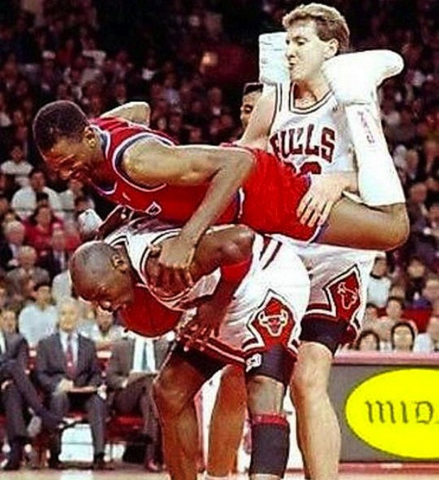Ở phía xa của bức ảnh, Scottie Pippen đang cười khi thấy Jordan ở vào cái tư thế này. Ở phía xa của bức ảnh, Scottie Pippen đang cười khi thấy Jordan ở vào cái tư thế này.