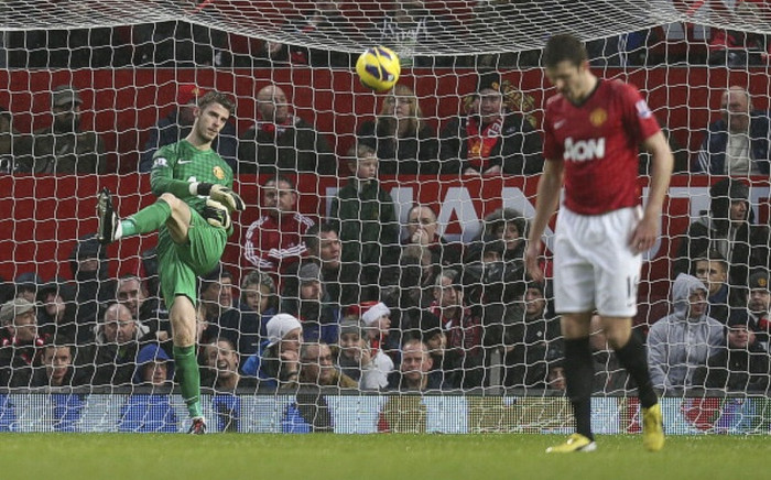 De Gea thất vọng vì đấm bóng đúng vào đối phương. De Gea thất vọng vì đấm bóng đúng vào đối phương.