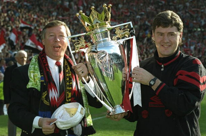 Alex Ferguson cùng trợ lý Brian Kidd nâng cao chức vô địch Premier League 1993/1994. Alex Ferguson cùng trợ lý Brian Kidd nâng cao chức vô địch Premier League 1993/1994.