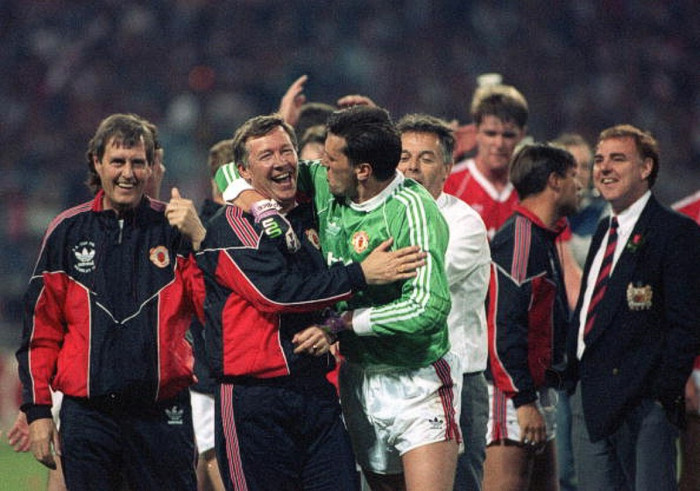 Trận đấu kết thúc với tỷ số sát nút 1-0, mang lại chức vô địch đầu tiên của Ferguson với Manchester United. Trong ảnh, ông ăn mừng cùng thủ môn Les Sealey.